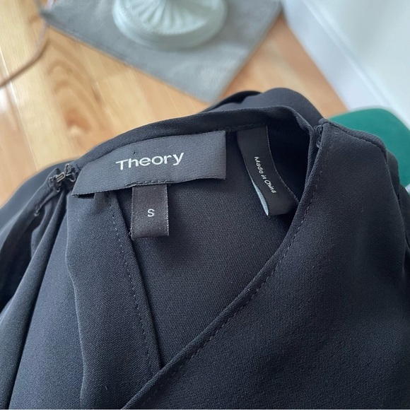 Theory GGT Silk Black Cut Out Ruffle Shoulder Keyhole Desiraya B Top EUC Size S - Picture 7 of 10